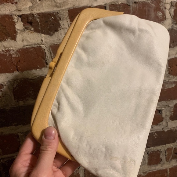 1970s vintage Sirocco italian real leather clutch white with tan Bakelite clasp - Picture 4 of 12